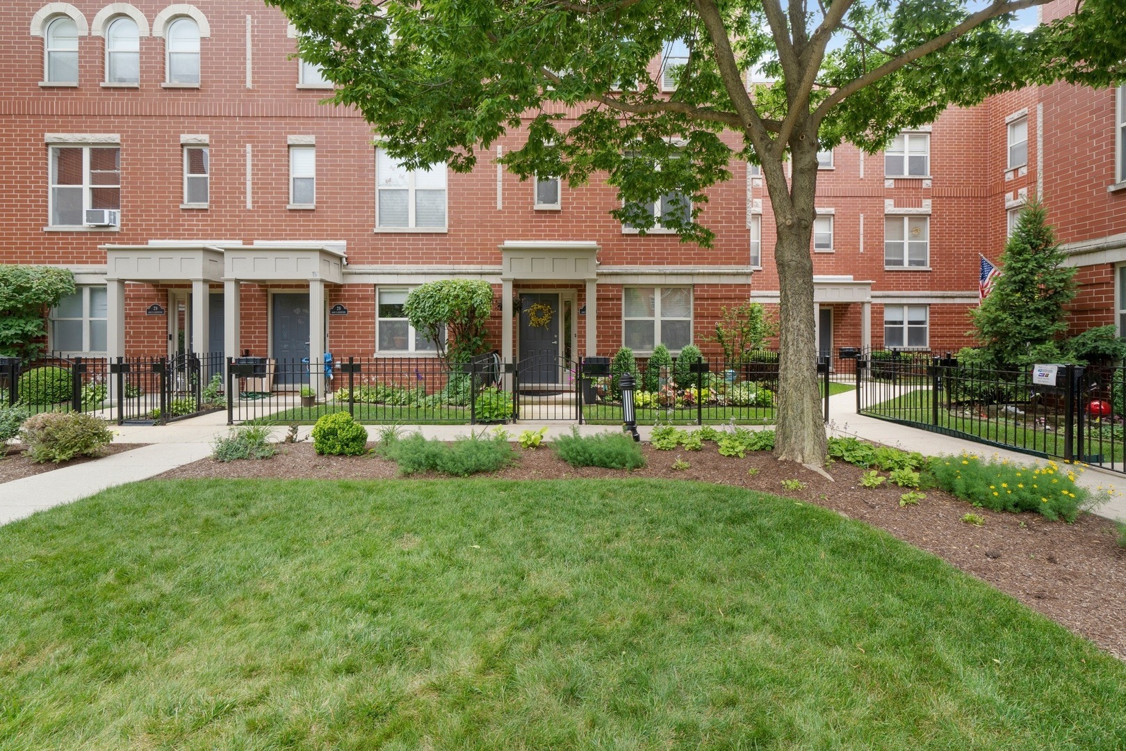 Property Photo: 4646 North Greenview Avenue 27 IL 60640