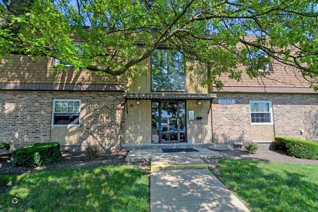 Property Photo:  7S035 Suffield Court 204C  IL 60559 