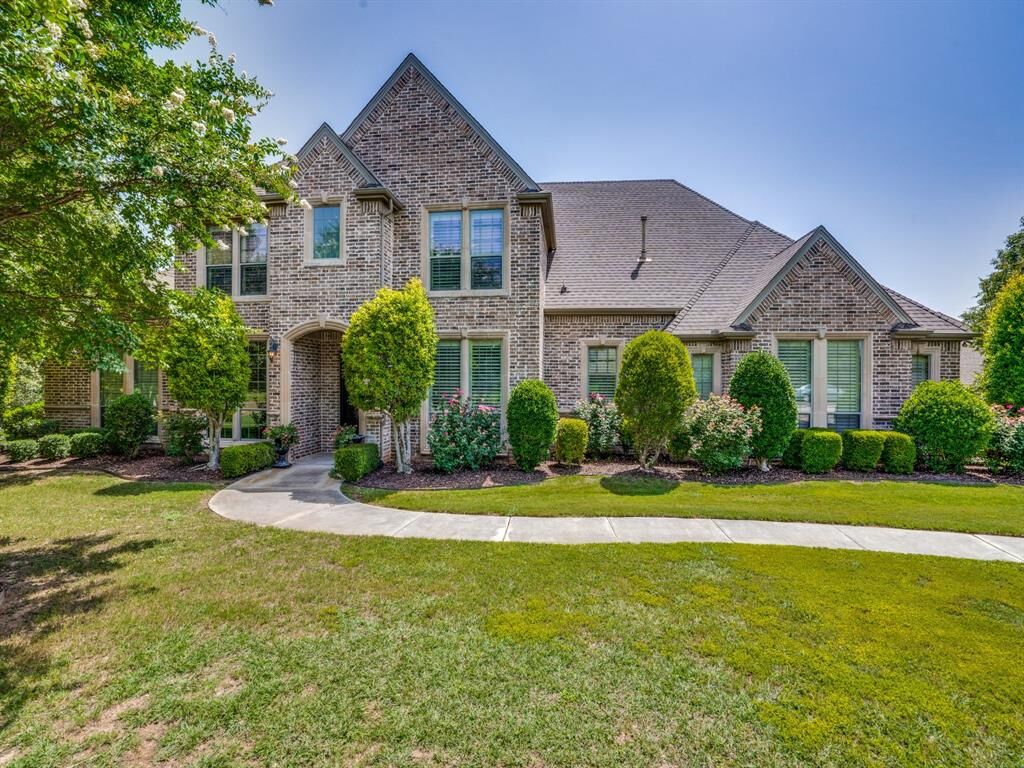 Property Photo: 259 Covered Bridge Drive TX 76108
