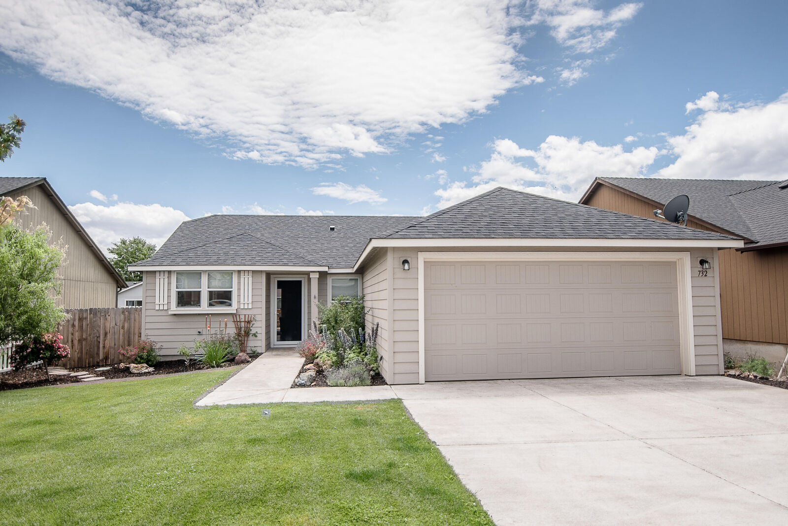 Property Photo:  732 NE Redwood Avenue  OR 97756 