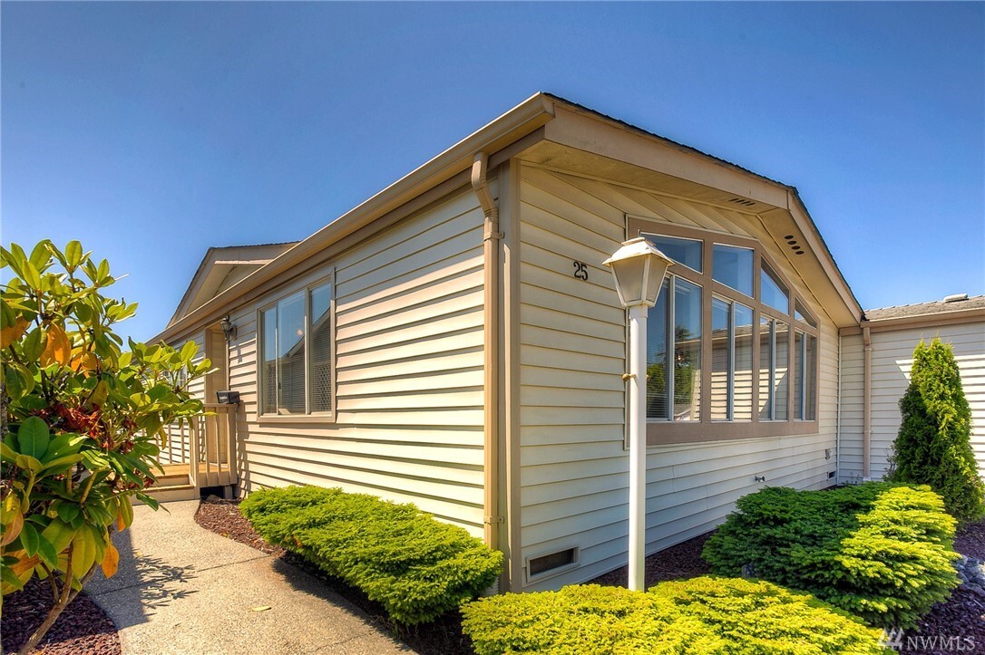 Property Photo: 32820 20th Avenue S 25 WA 98003