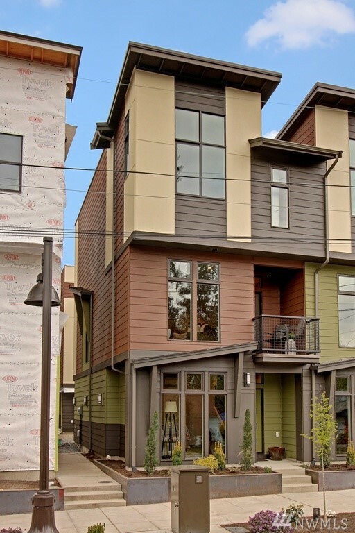 Property Photo:  5501 240th St SW B  WA 98043 