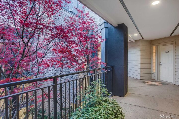 Property Photo:  1417 Queen Anne Ave N 402  WA 98109 