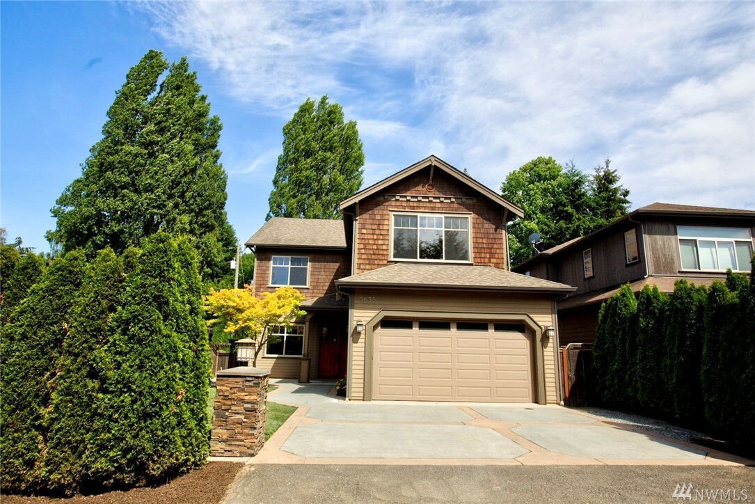 Property Photo:  3635 NE 73rd St  WA 98115 