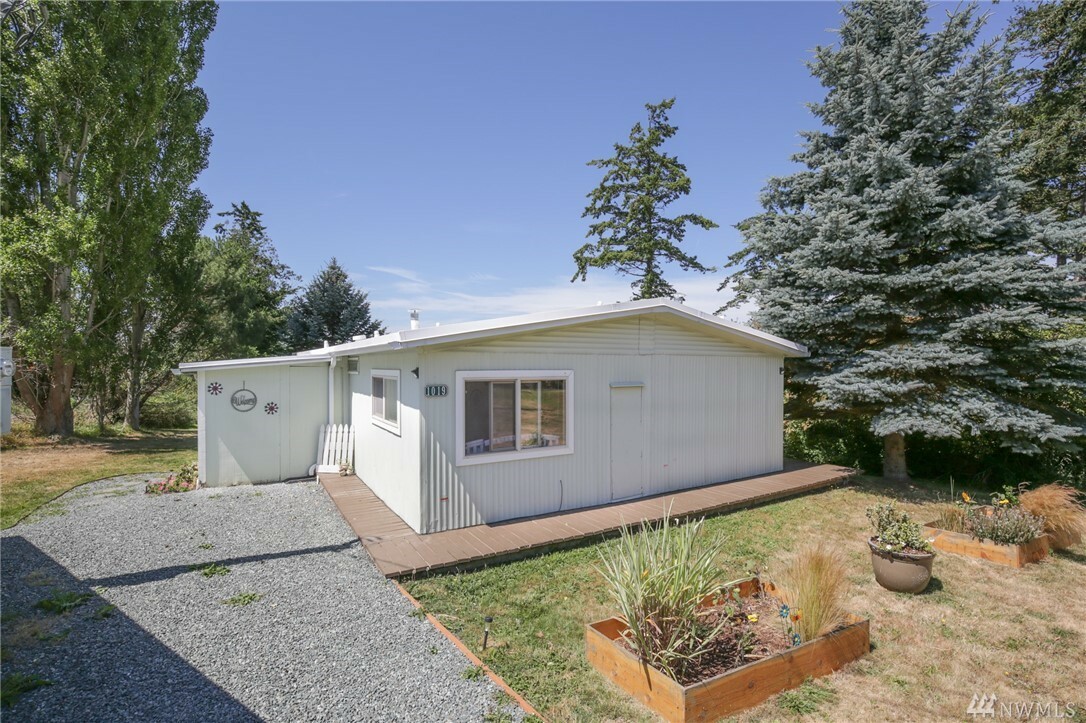 Property Photo:  1019 Diane Ave  WA 98277 