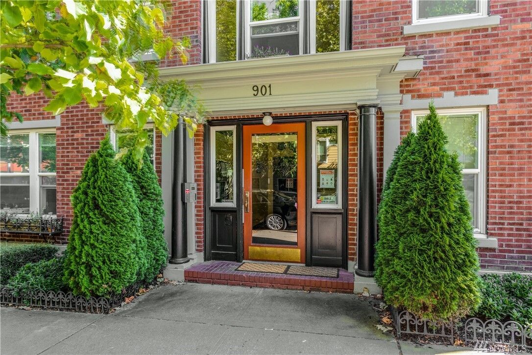 Property Photo:  901 NE 43rd Street 303  WA 98105 
