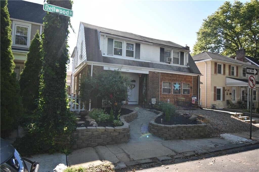 Property Photo: 752 Dellwood Street PA 18018
