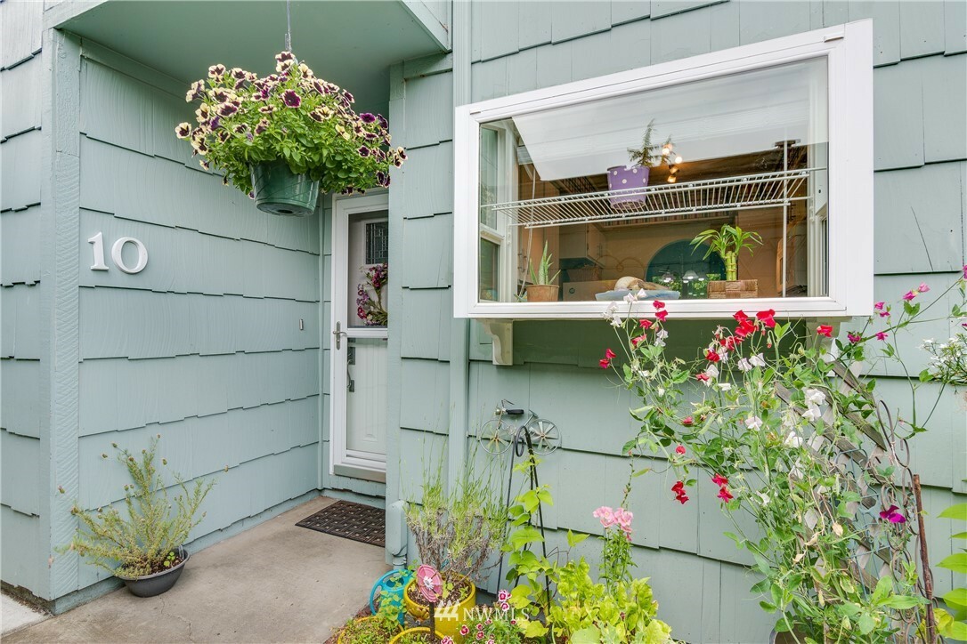 Property Photo: 2353 40th Ave 10 WA 98632