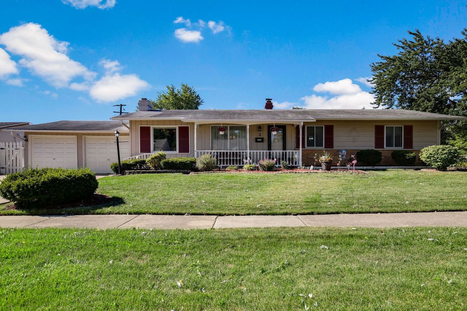 Property Photo:  3 E Briarwood Drive  IL 60107 