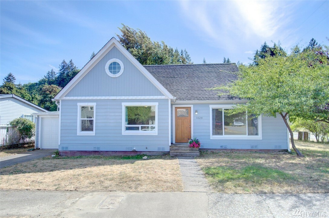 Property Photo:  1029 Cota St  WA 98584 