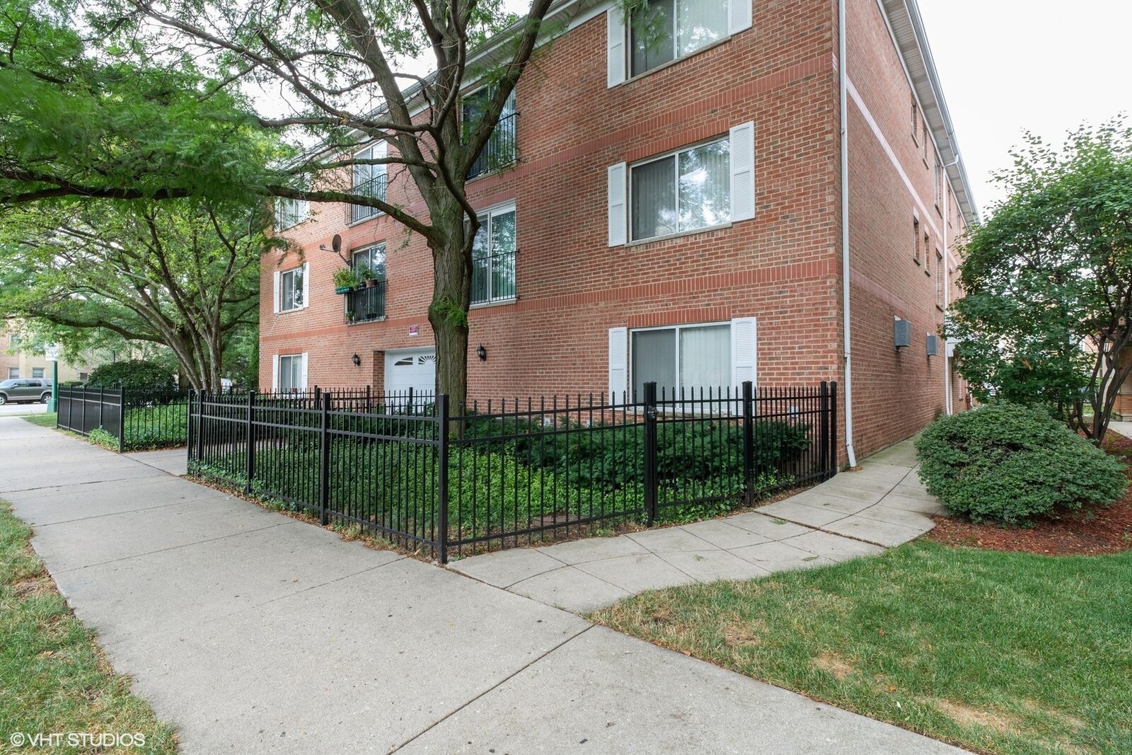 Property Photo:  5450 West Gale Street 301  IL 60630 