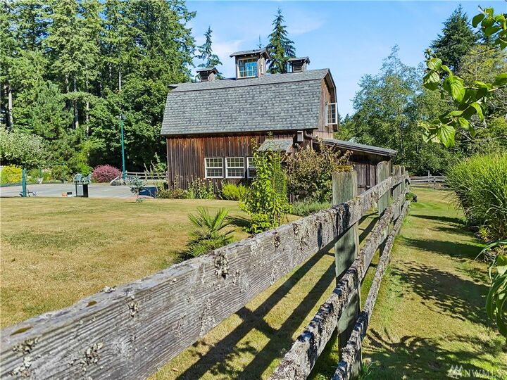 Property Photo:  8018 Hansen Rd NE  WA 98110 