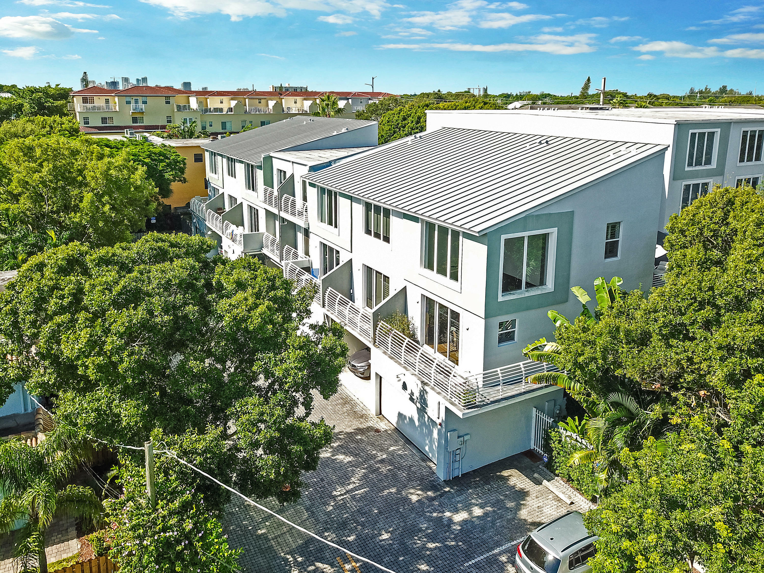Property Photo: 2754 NE 8th Avenue FL 33334
