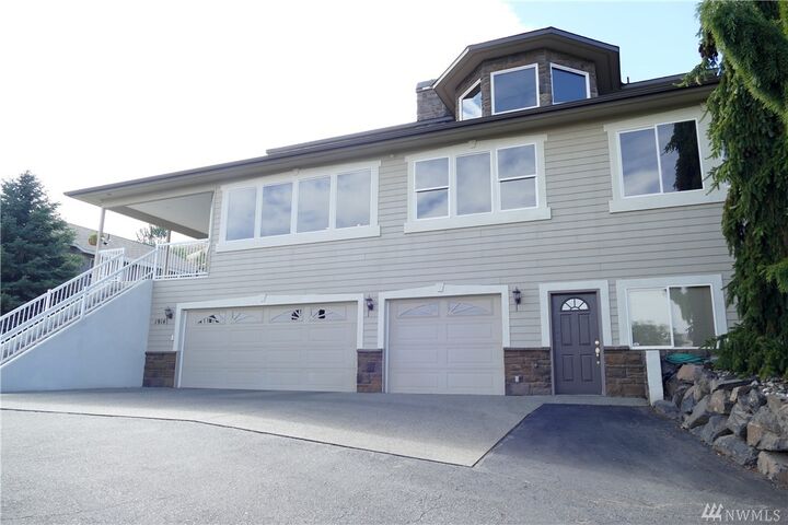 Property Photo:  1914 Lion Place  WA 98801 