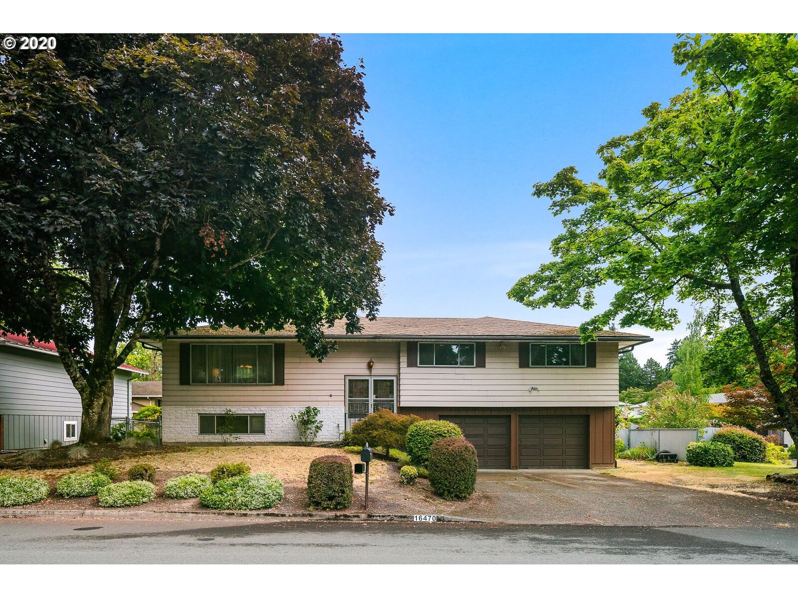 Property Photo:  16470 Devonshire Dr  OR 97027 
