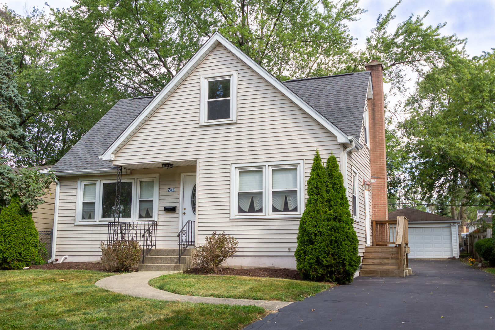 Property Photo:  252 West Graham Avenue  IL 60148 