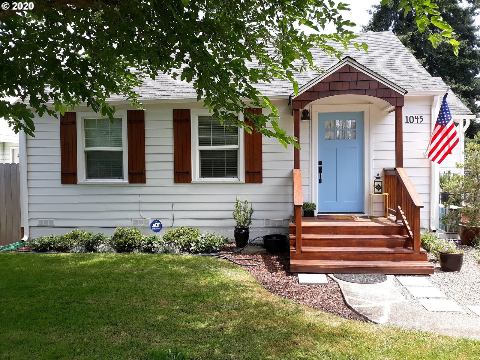 Property Photo: 1045 3rd Pl OR 97477