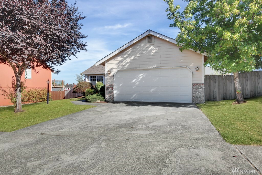 Property Photo:  1613 197th St Ct E  WA 98387 