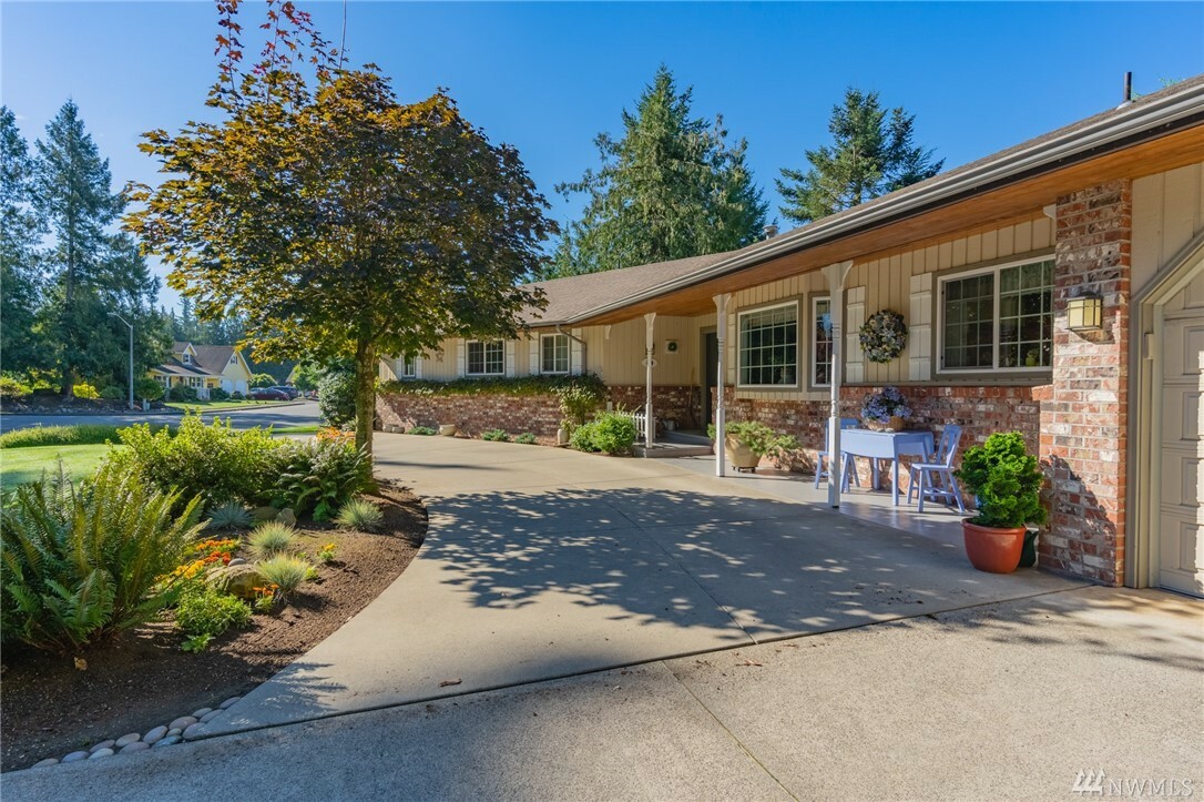 Property Photo:  601 N Forest Ct  WA 98264 