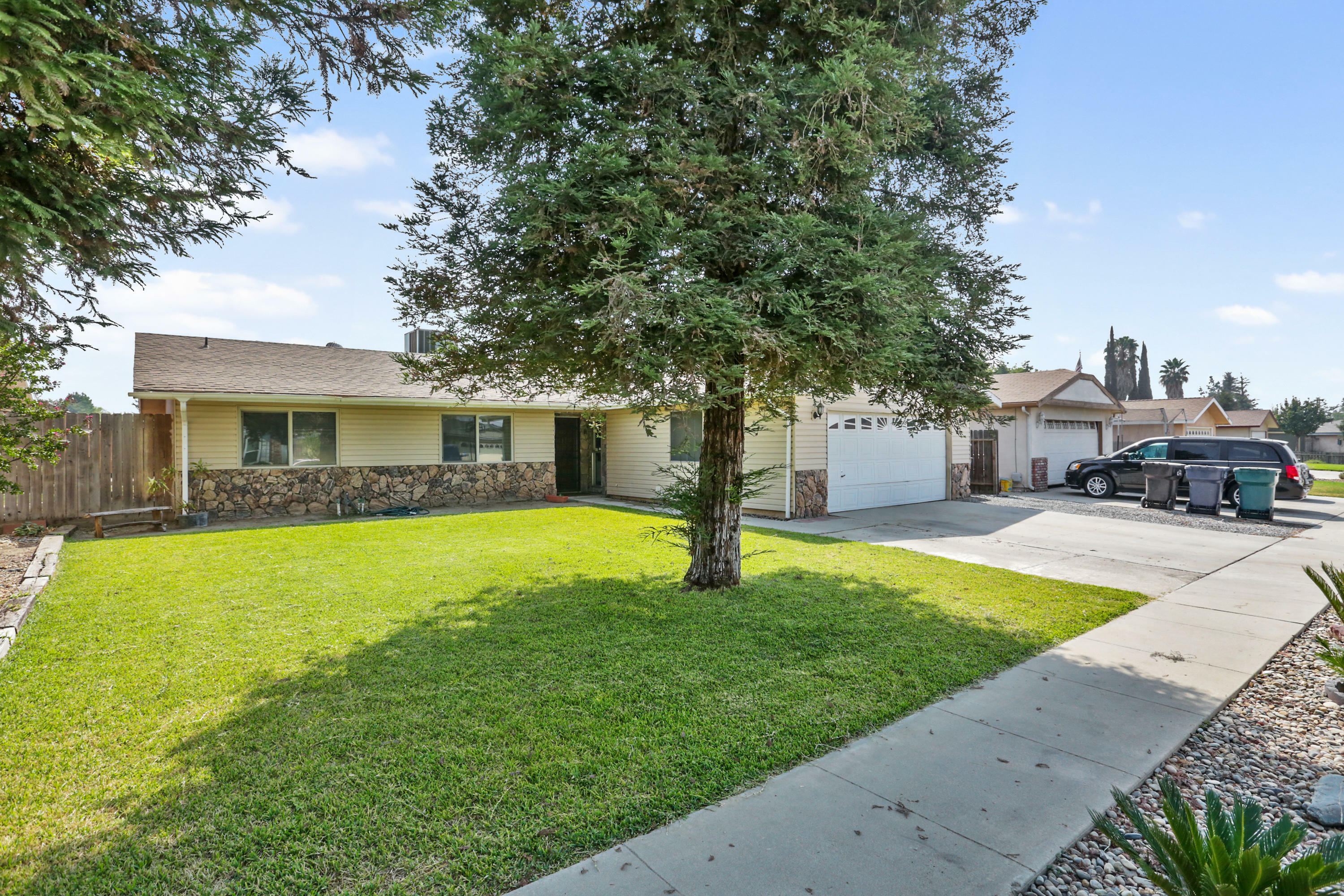 1600 S Lydia Drive  Tulare CA 93274 photo