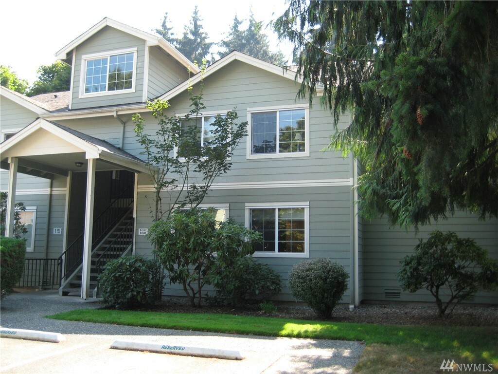 Property Photo:  755 5th Ave NW D-102  WA 98027 