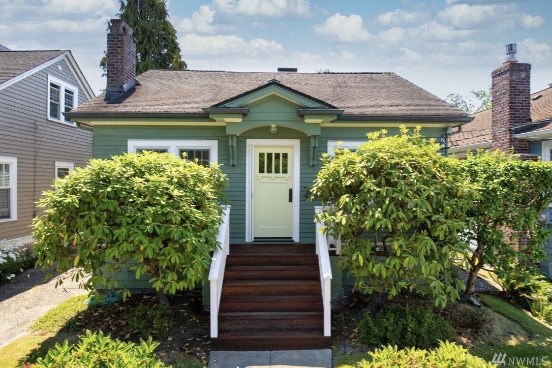 Property Photo:  815 W Armour St  WA 98119 