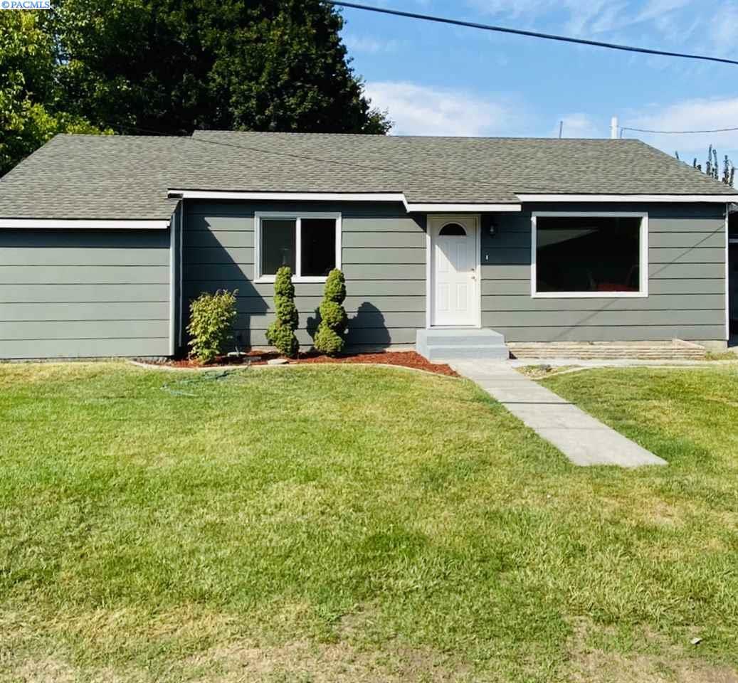 Property Photo:  120 Olive St  WA 98944-0000 