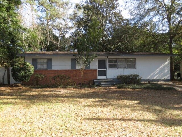 Property Photo: 323 Meadowbrook Ln FL 32304