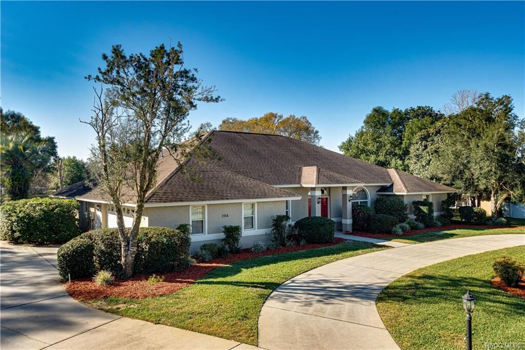 Property Photo: 286 E Dakota Court FL 34442