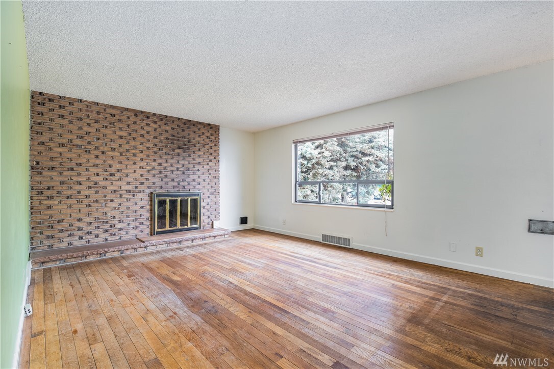 Property Photo: 943 N 83rd Street WA 98103