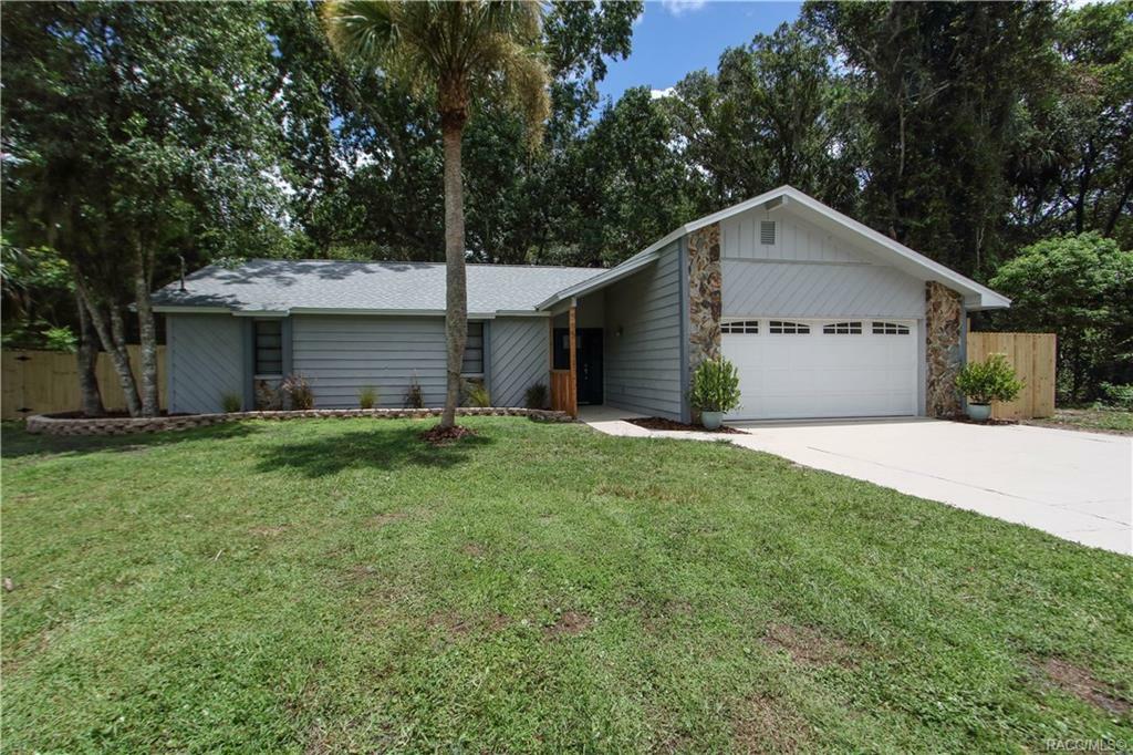 Property Photo:  585 N Country Club Drive  FL 34429 