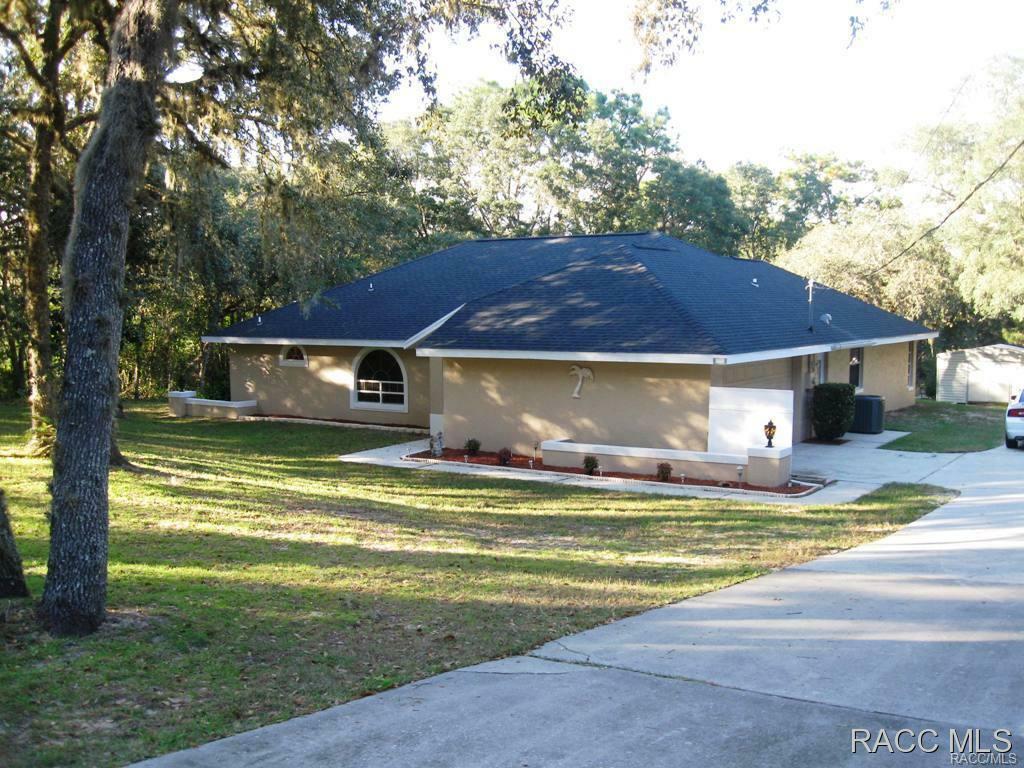 Property Photo:  611 E Reehill Street  FL 34461 