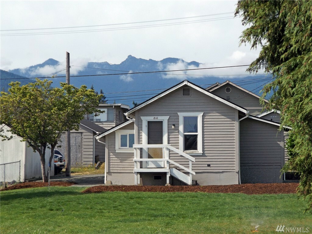 Property Photo:  810 W 7th St  WA 98363 