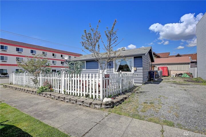 Property Photo:  1201 2nd  WA 98270 