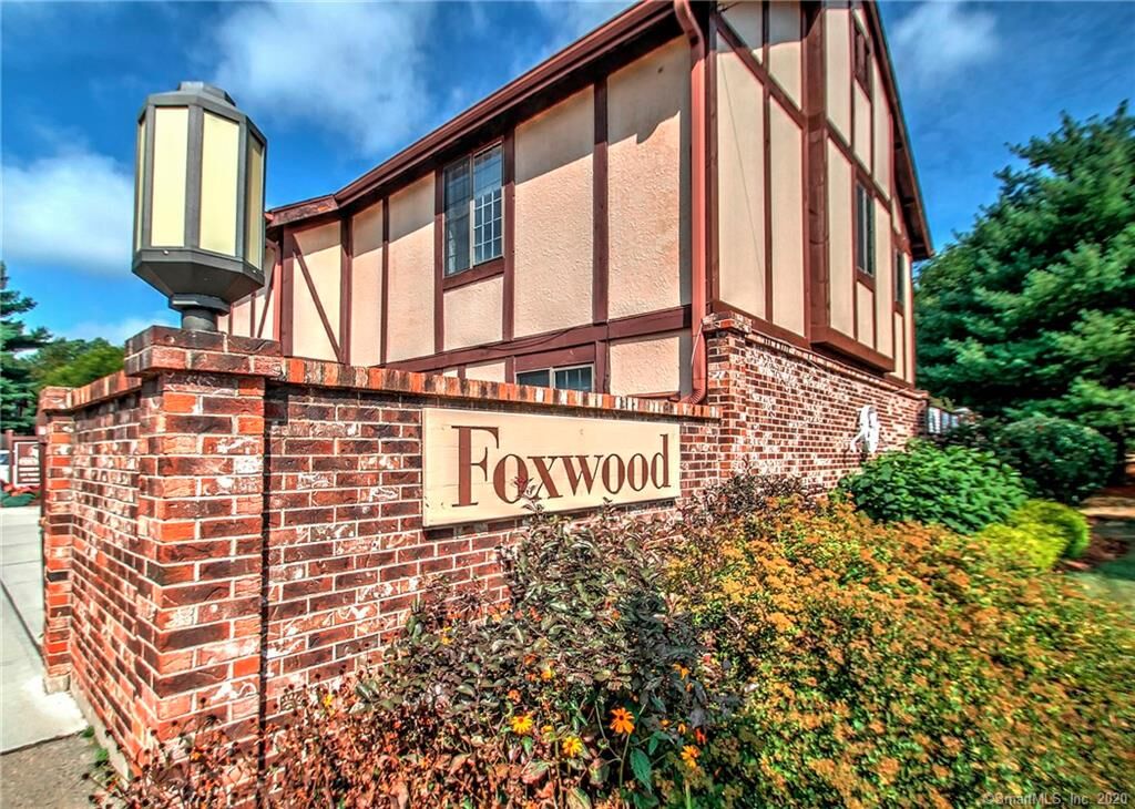Property Photo:  152 Foxwood Close 152  CT 06461 