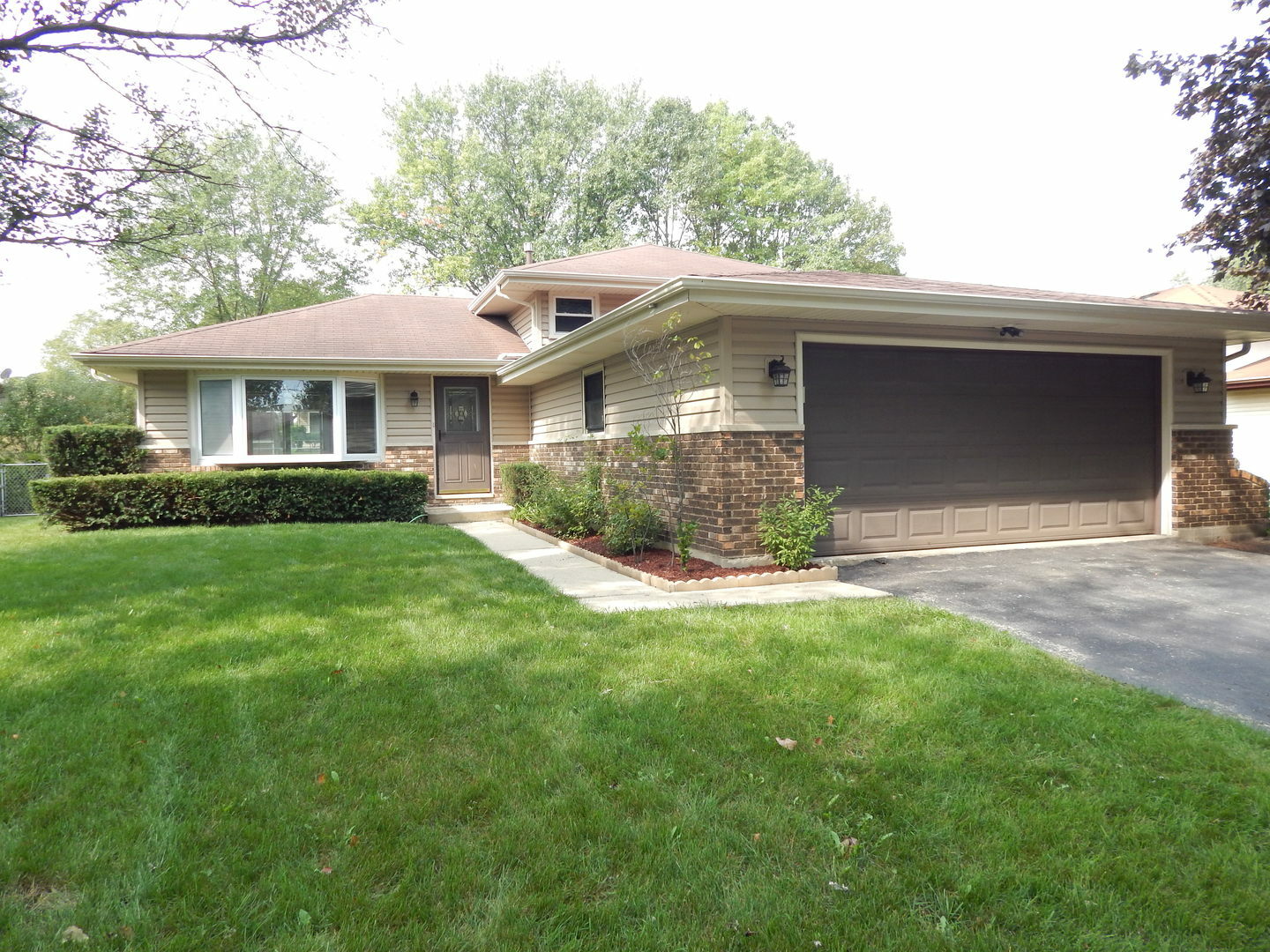 Property Photo: 630 Kenilworth Avenue IL 60177