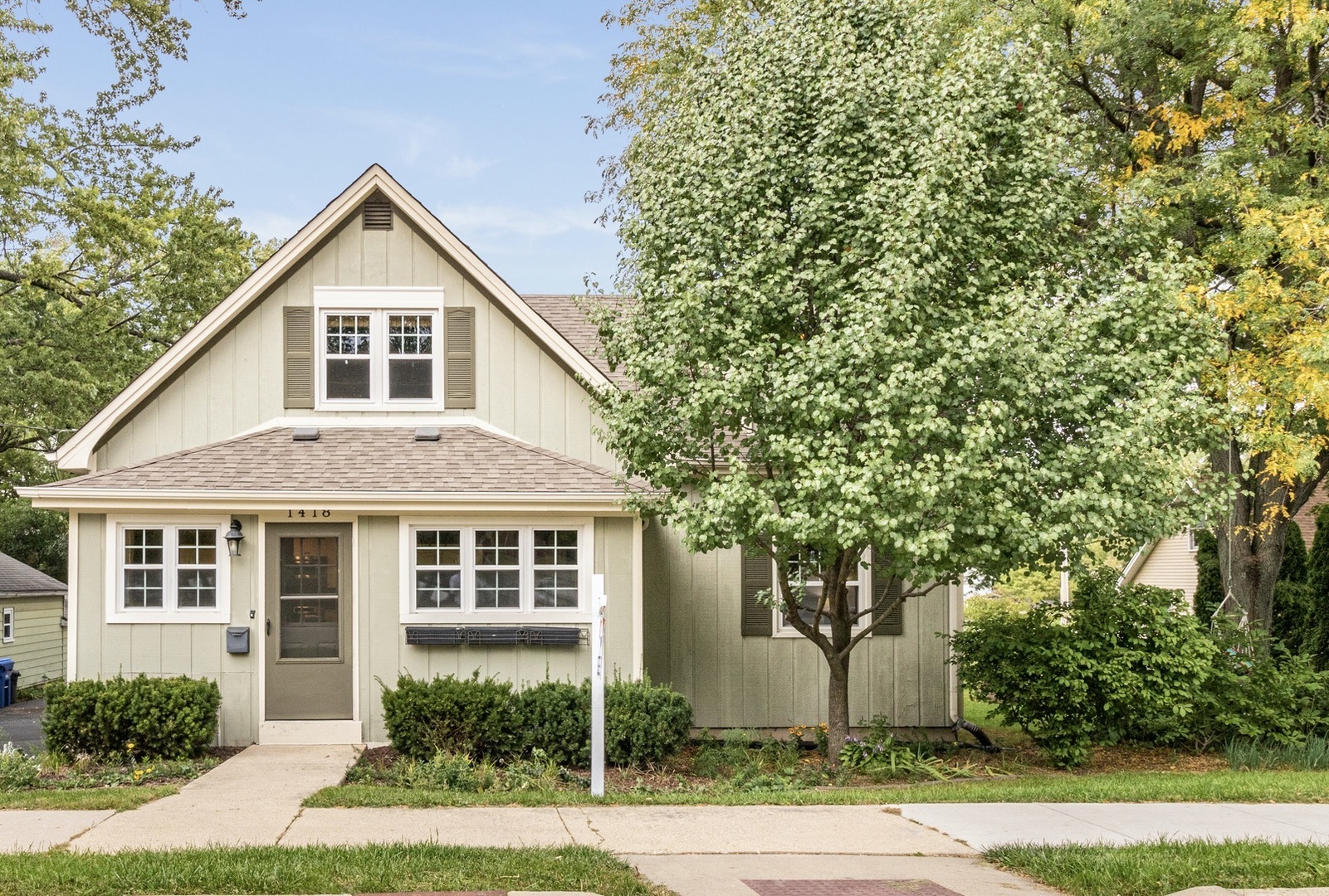 Property Photo: 1418 Dean Street IL 60174