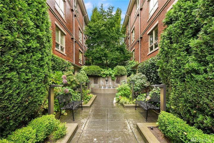 Property Photo:  726  Boylston Avenue E 6  WA 98102 