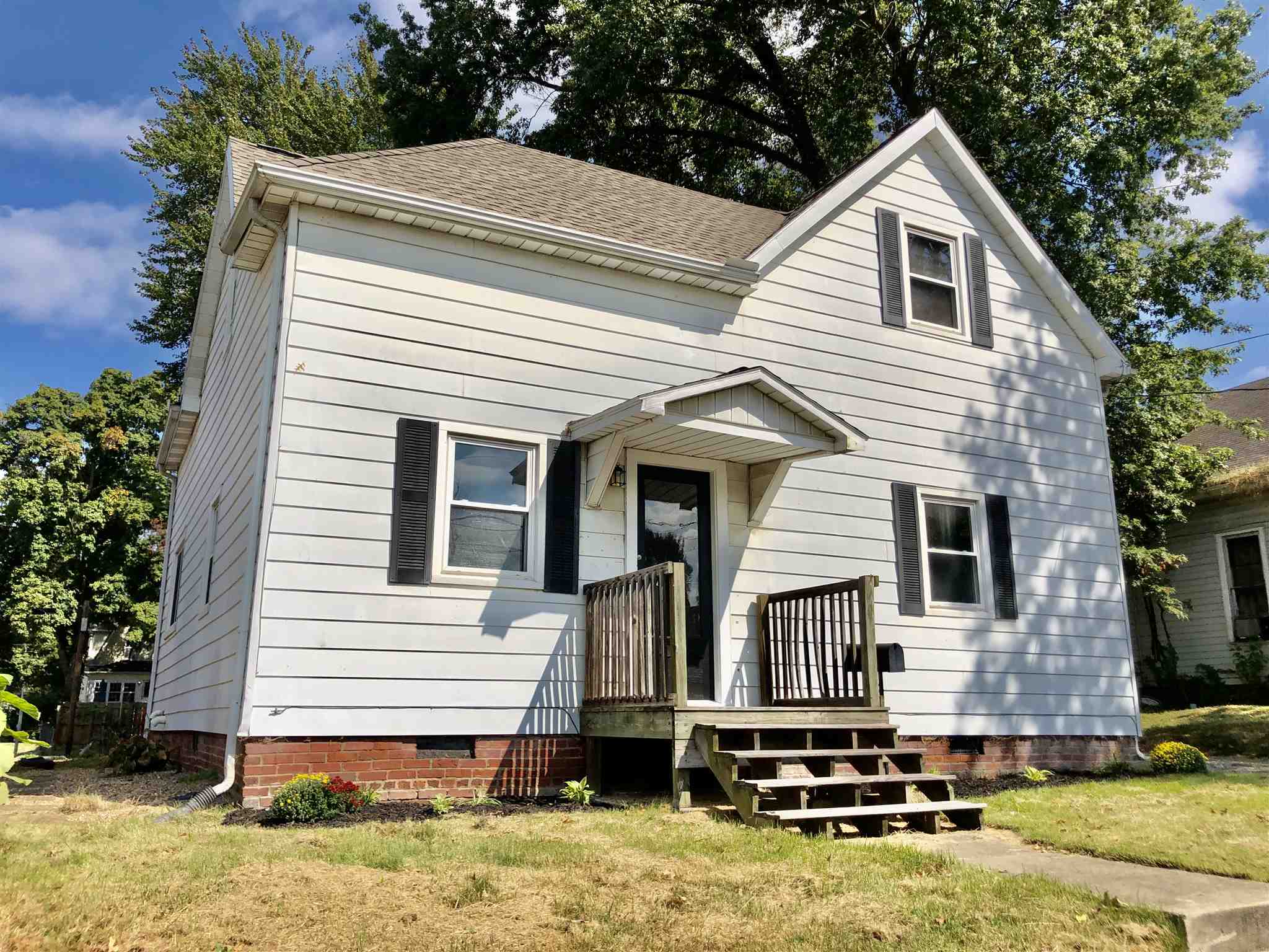 Property Photo:  506 E Locust Street  IN 47601 