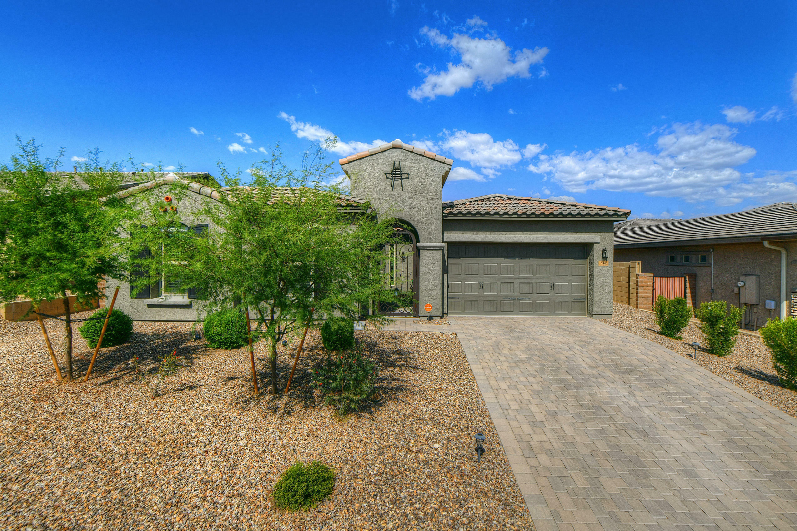 Property Photo:  846 W Chrysanthia Court  AZ 85755 