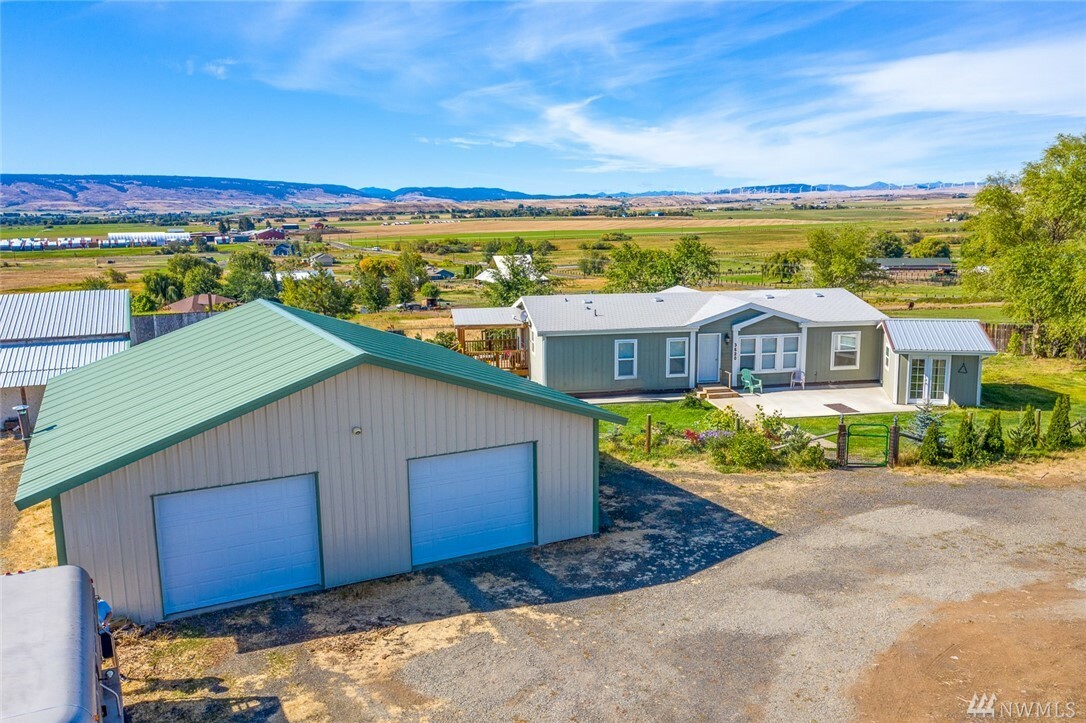 Property Photo:  3620 Hungry Junction Rd  WA 98926 