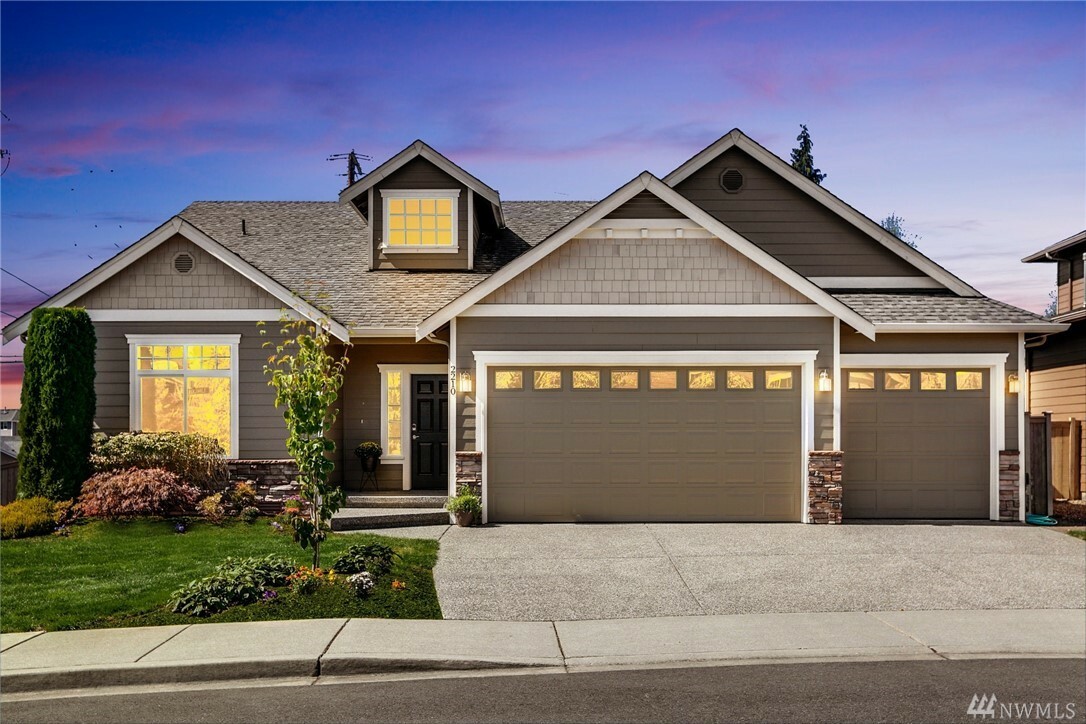 Property Photo: 2210 Lincoln Place WA 98290