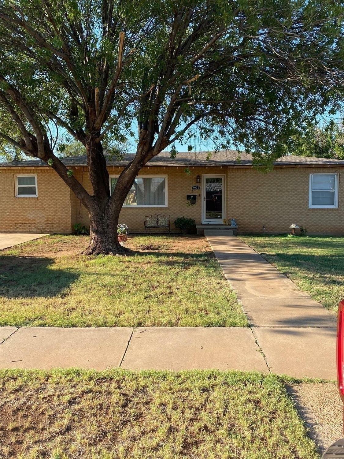 Property Photo:  901 E Oak  TX 79316 