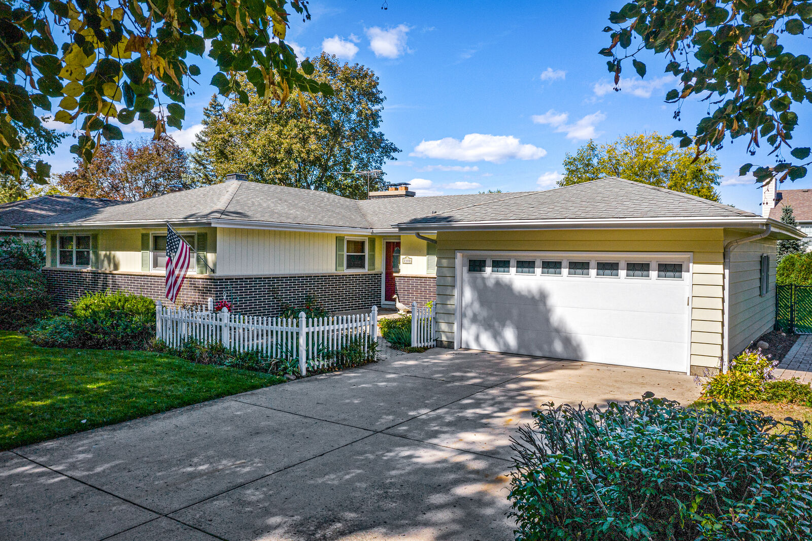 Property Photo:  2100 Country Knoll Lane  IL 60123 