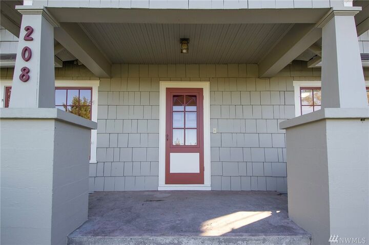 Property Photo: 208 E Lopez Ave WA 98362