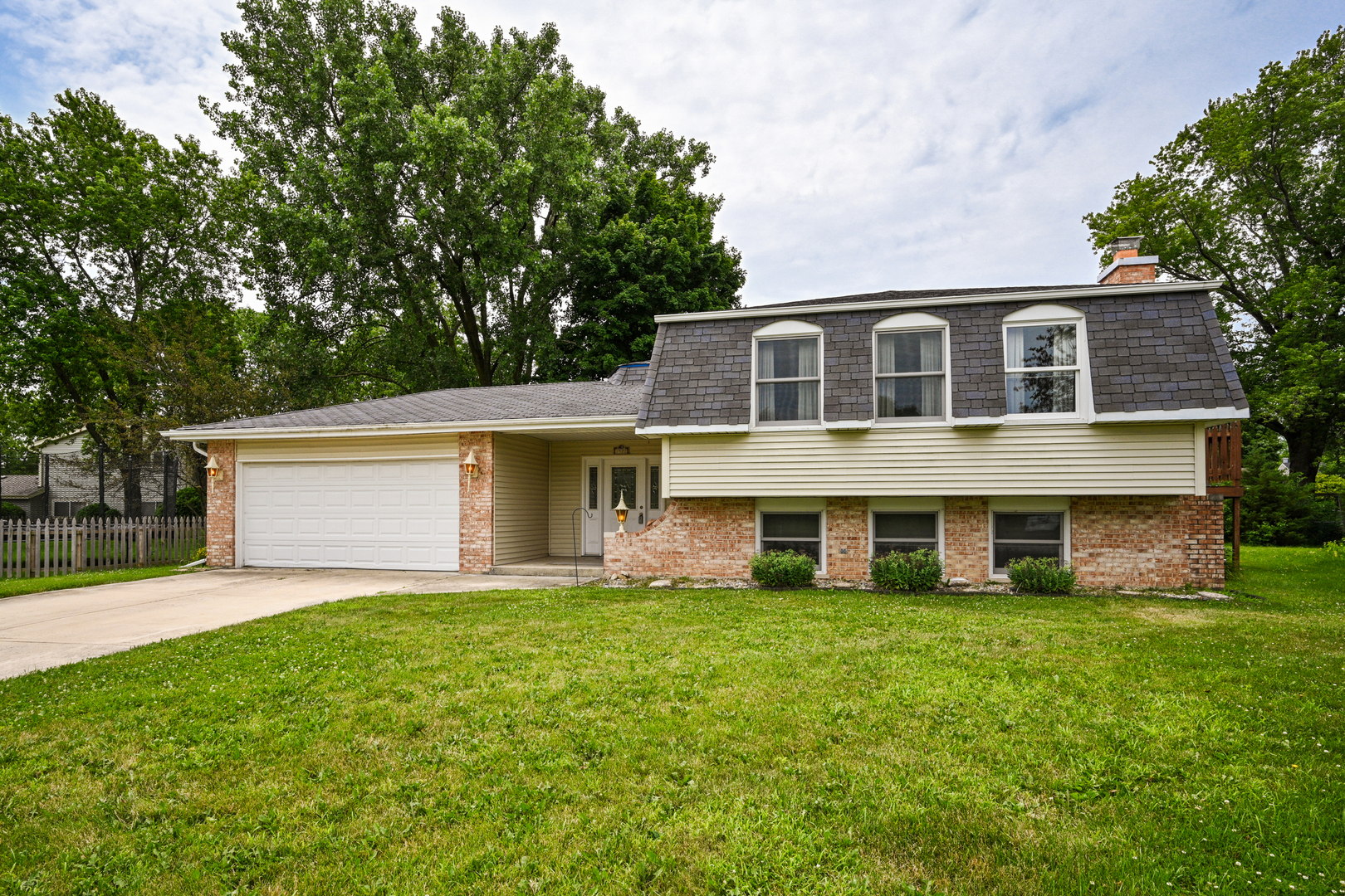 Property Photo: 1522 Coloma Place IL 60189