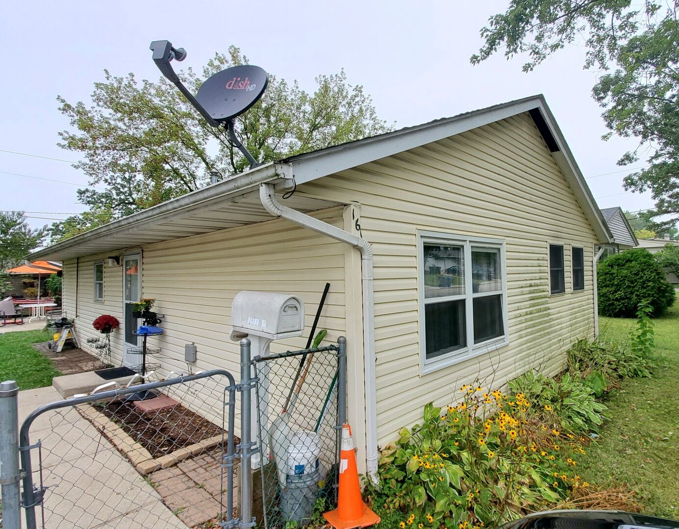 Property Photo: 16 Aspen Lane IL 60110