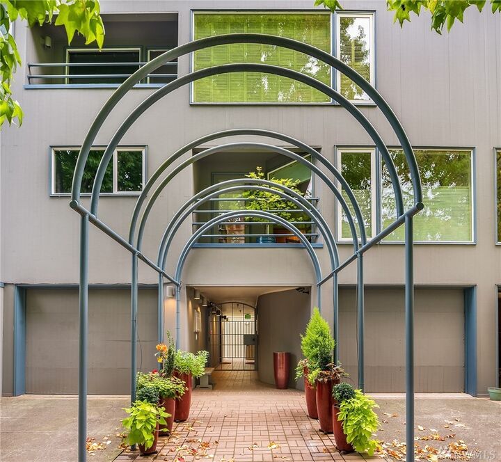 Property Photo: 1900 Taylor Ave N B WA 98109