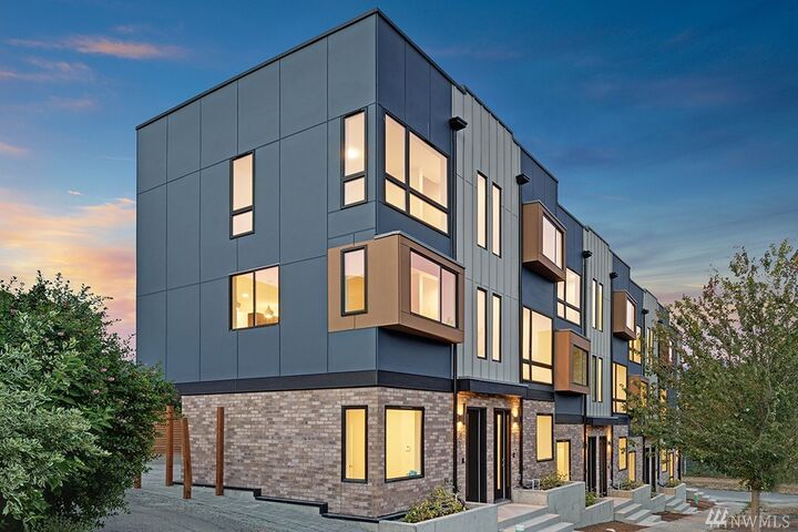 Property Photo:  2304 W Newton St  WA 98199 