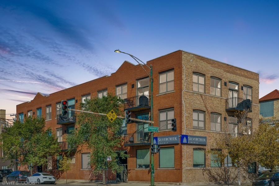 Property Photo:  1560 W Wabansia Avenue 2F  IL 60642 
